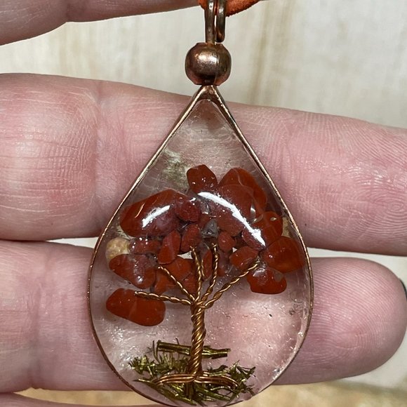 BEAUTIFUL RESIN TEARDROP TREE OF LIFE WITH COPPER BEZEL FRAME AND BALE NECKLACE - Picture 4 of 6